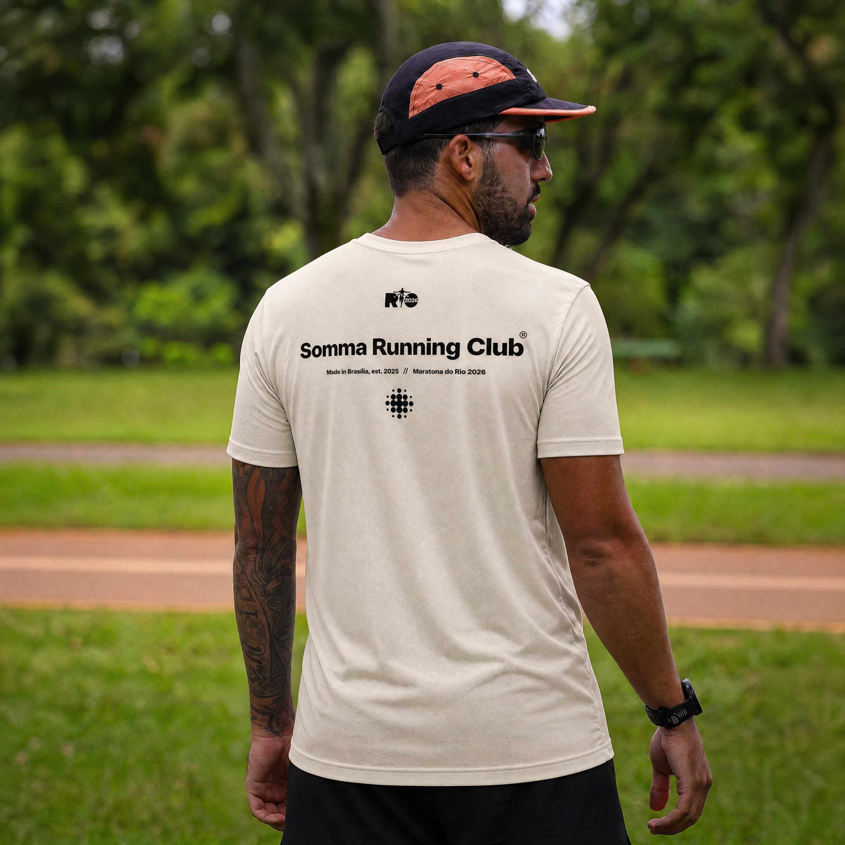 Atleta masculino com camiseta Somma Running Club costas