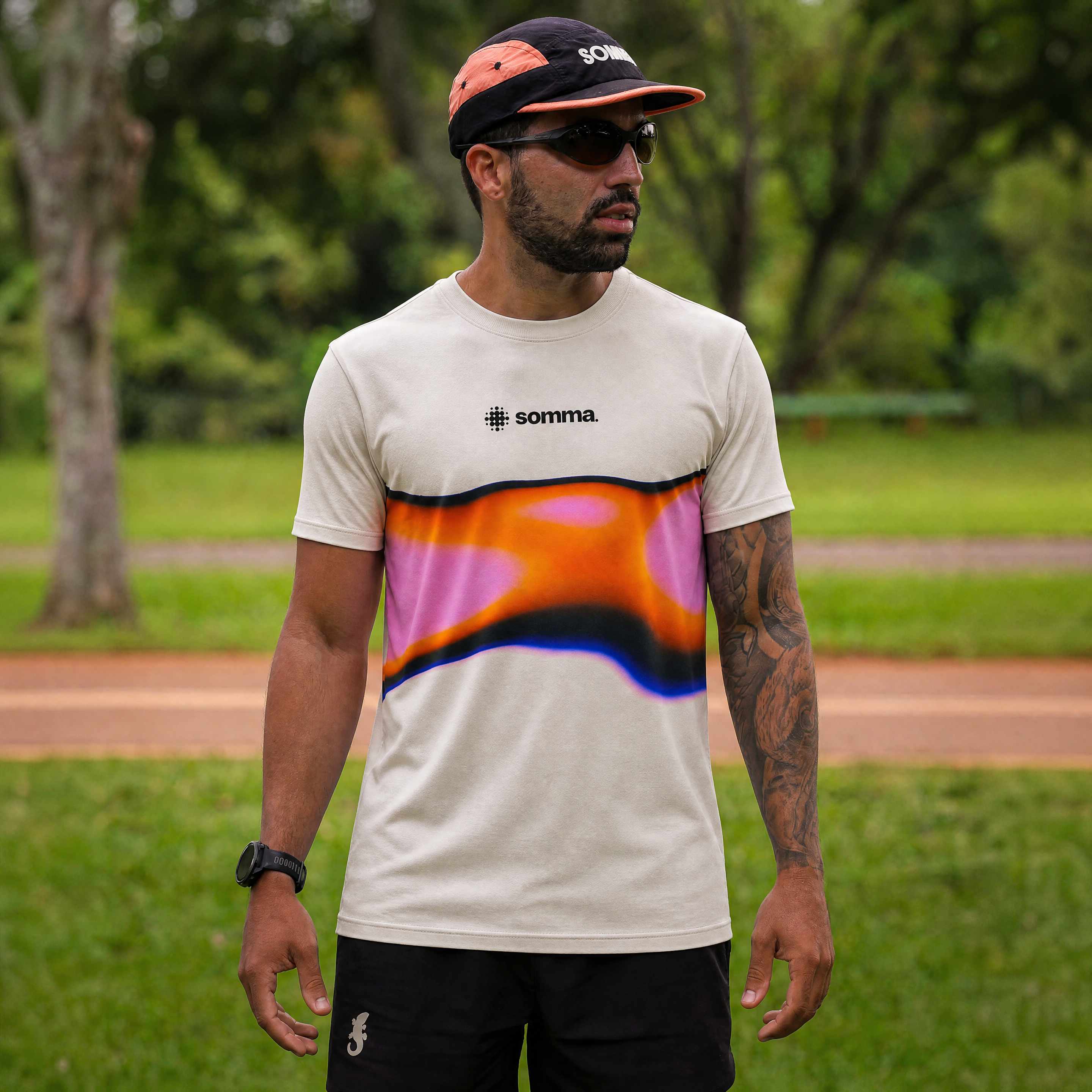 Atleta masculino com camiseta Somma Running Club frente