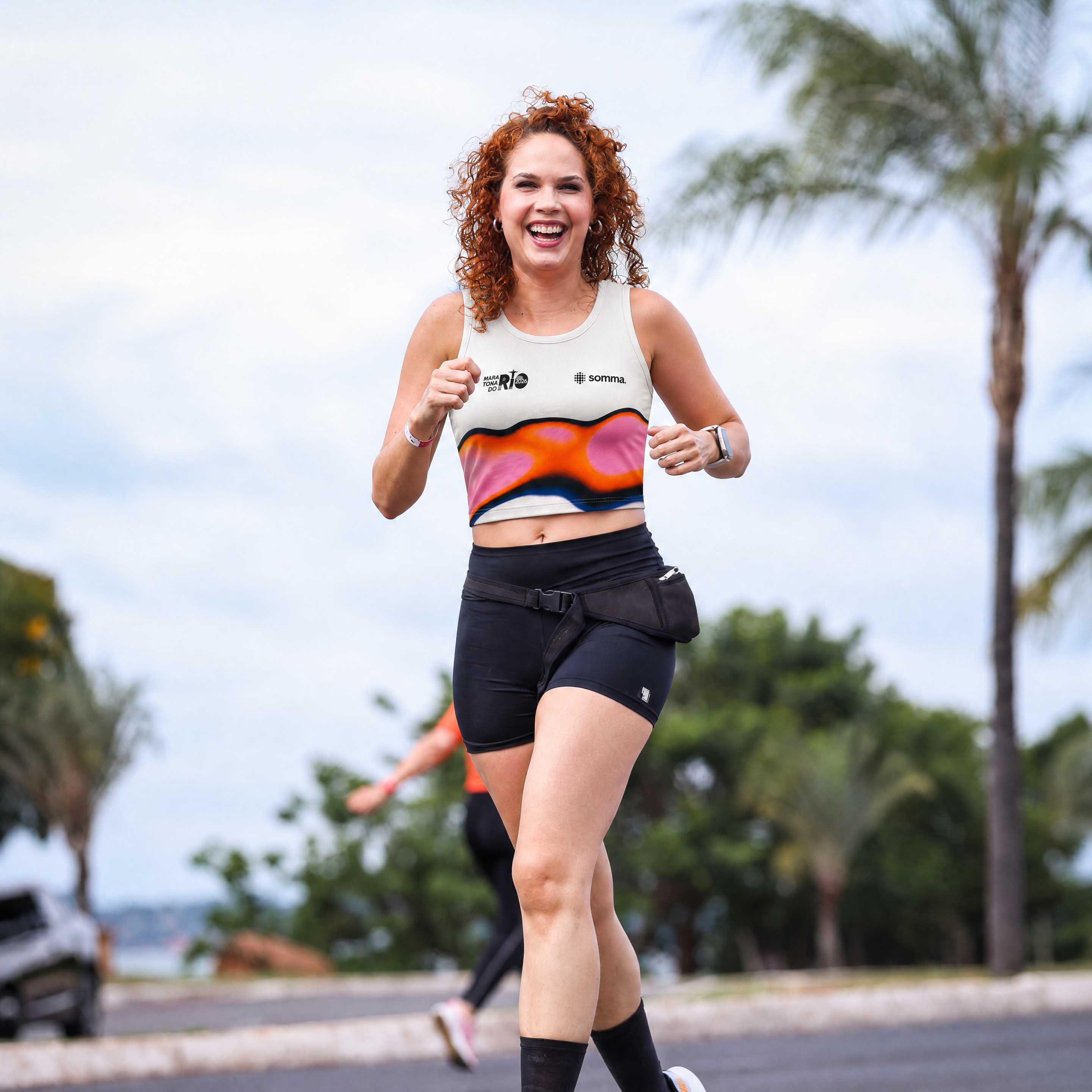 Mulher correndo com roupa Somma Maratona do Rio